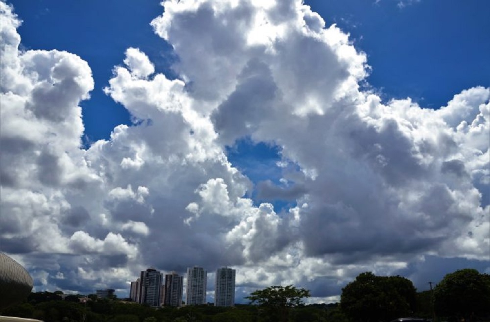 Quinta-feira será de calor com possibilidades de chuva em MS