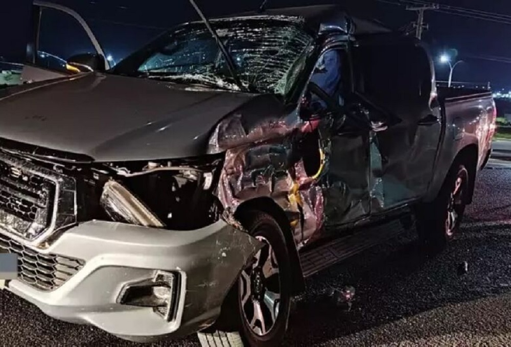 Motorista morre após bater caminhonete em carreta em Itaquiraí