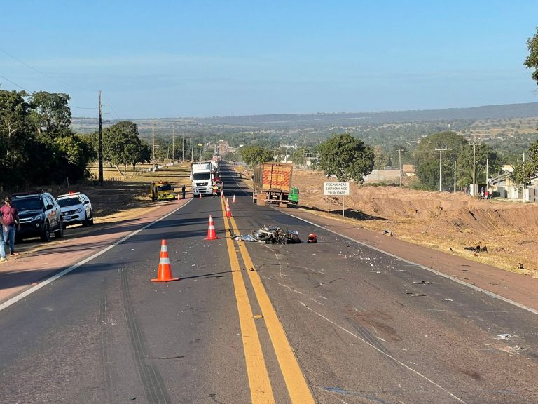 Motociclista morre após bater de frente com carreta em Coxim