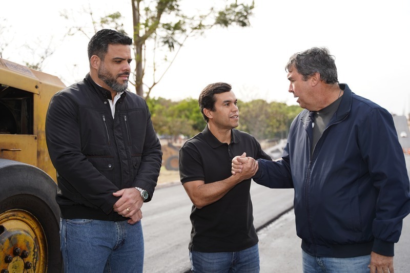 Obra que faltou contrapartida da prefeitura, recapeamento da avenida Duque de Caxias está com etapa adiantada e recebe visita técnica do deputado Beto