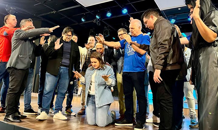 Intolerância religiosa na fala de Adriane Lopes em evento religioso gera polêmica nas redes sociais.
