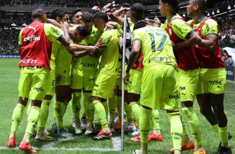 Palmeiras goleia o Atlético-MG em Belo Horizonte e encosta no G-4